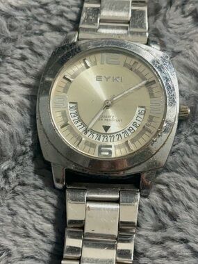 EYKI Silver Tone Men's Quartz Watch with Date Dial (see photos for details)
